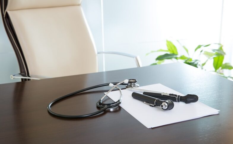 Skrivbord med stetoskop