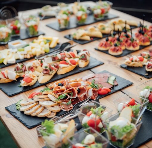 Uppdukat cateringmat