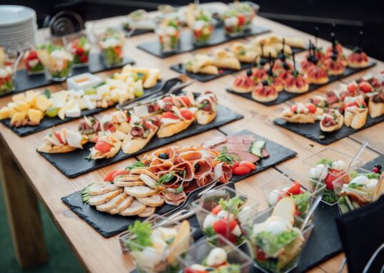 Uppdukat cateringmat