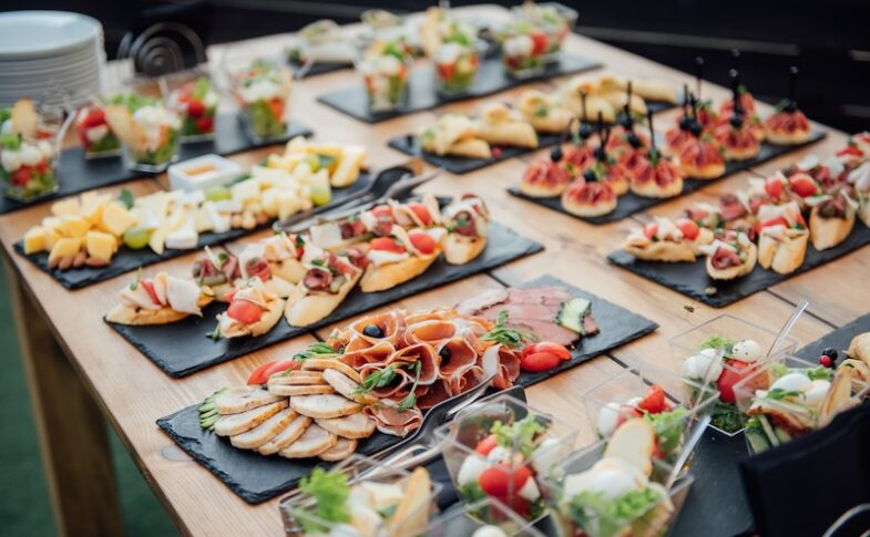 Uppdukat cateringmat