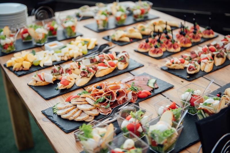 Uppdukat cateringmat